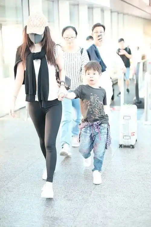 霍思燕的工作照瘦了穿紧身裤腿真细长就是毛衣磨起球好寒酸