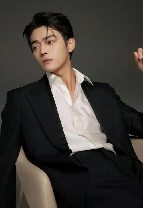 许凯的黑色西装穿搭,真的又帅又有绅士风度,走路带风,颇有气势