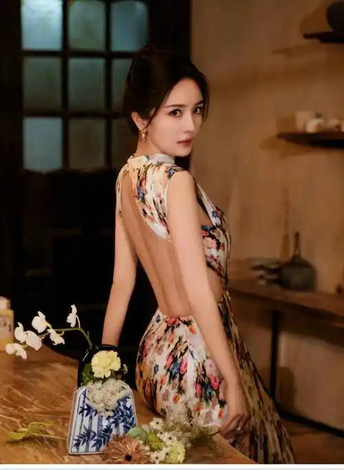 原创露背印花长裙吸睛杨幂性感撩人熟女范十足