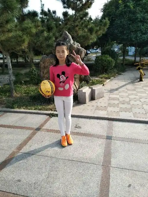 我叫仲欣十一岁是一个善良活泼可爱的女孩