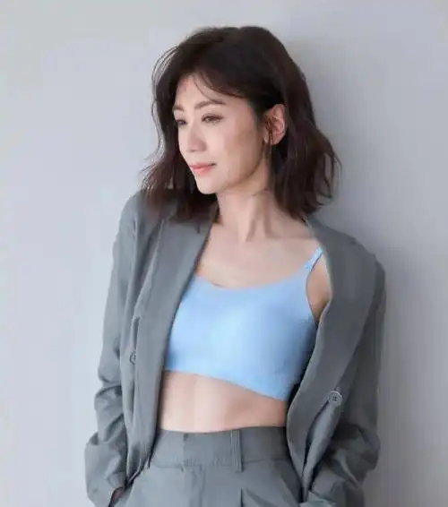 贾静雯拍内衣广告引热议!