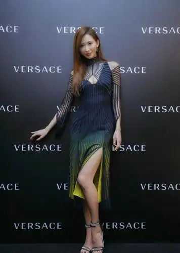 美女林志玲雪肤红唇秀傲人上围, 国民女神居然摆出了这个手势