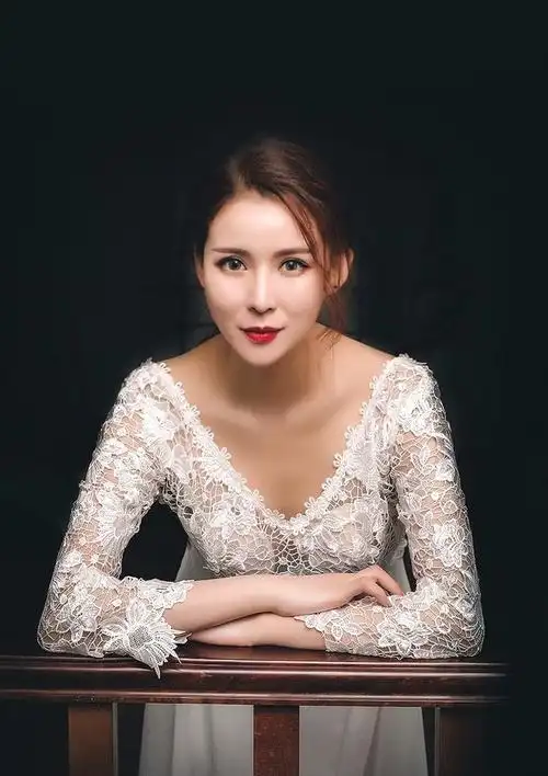 艺名西聆娜,籍贯新疆,华夏第一电音小天后她是华语乐坛最具感召力的唱