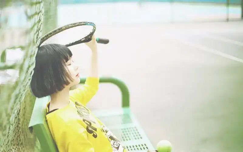 网球短发美女复古日系写真桌面壁纸