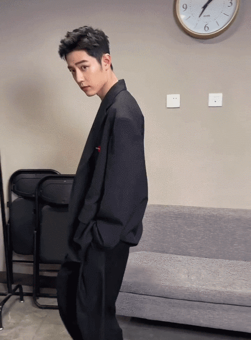 打响指,插裤兜,"精神小伙"肖战又回来了!