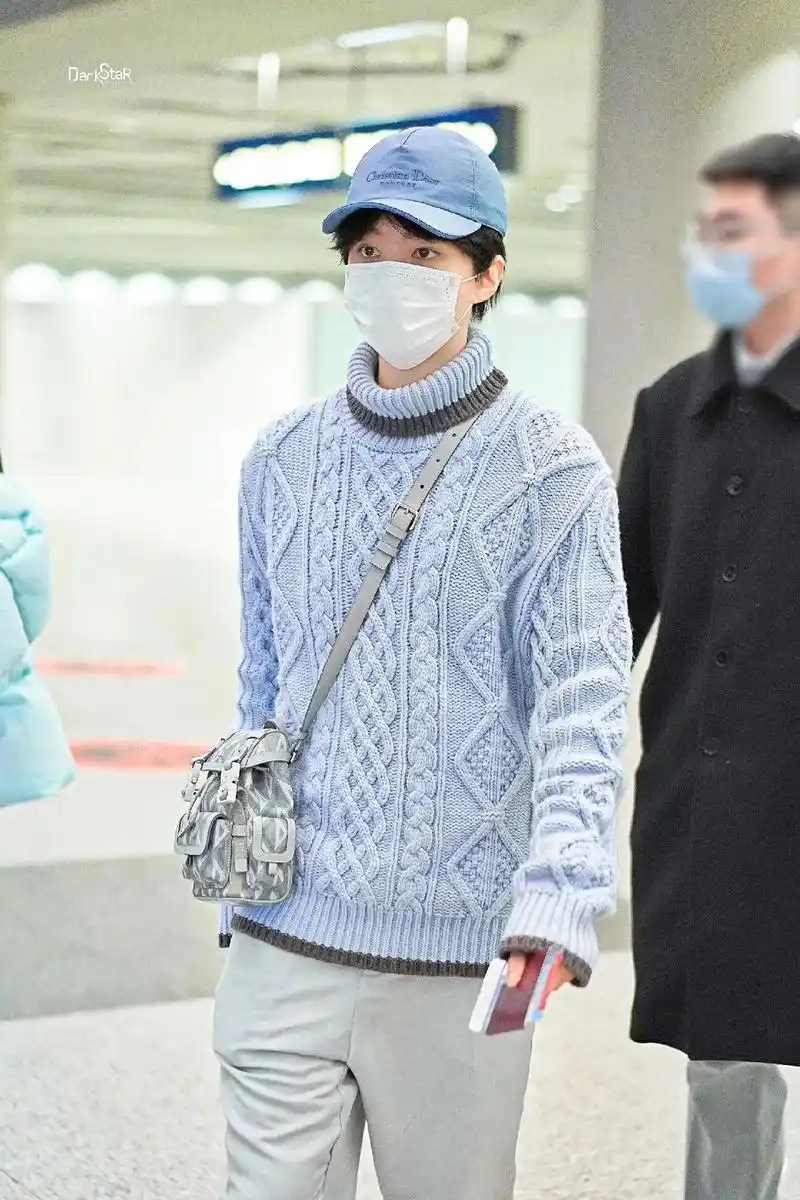 王俊凯机场生图 #追星 #抵制代拍尊重艺人 #王俊凯巴黎时 - 抖音