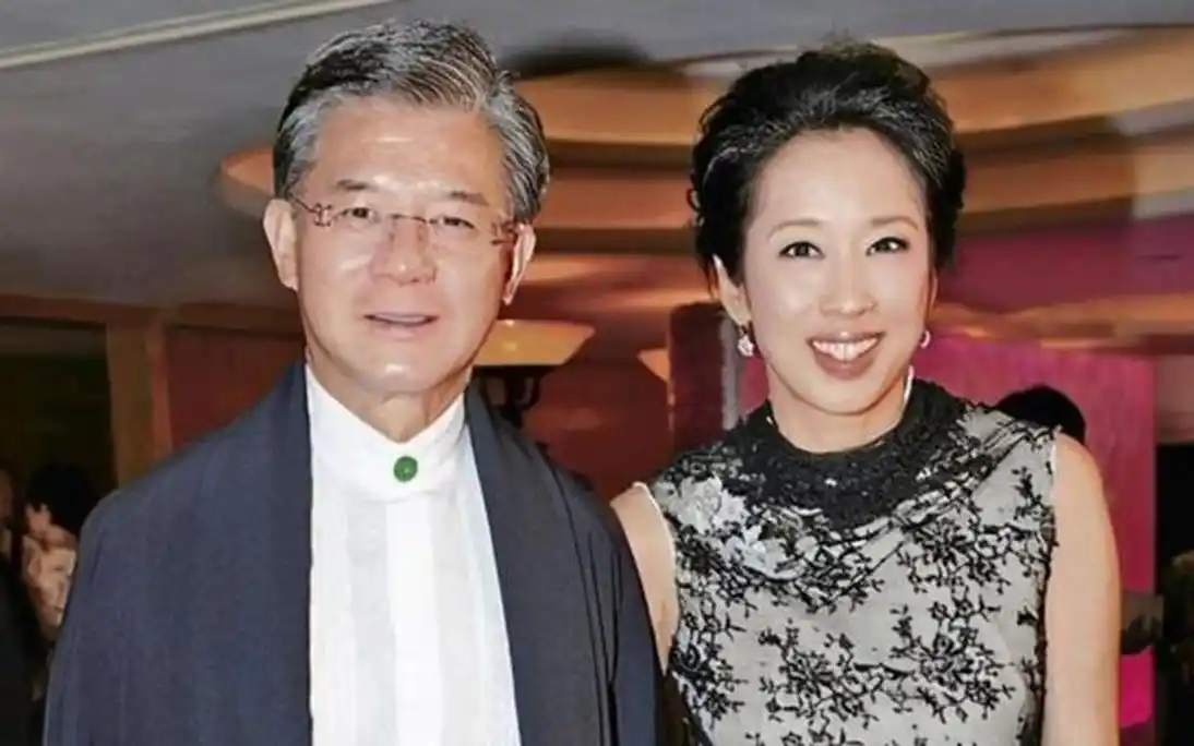 62岁朱玲玲打扮朴素难掩气质,与老公罗康瑞挽手逛街好甜蜜