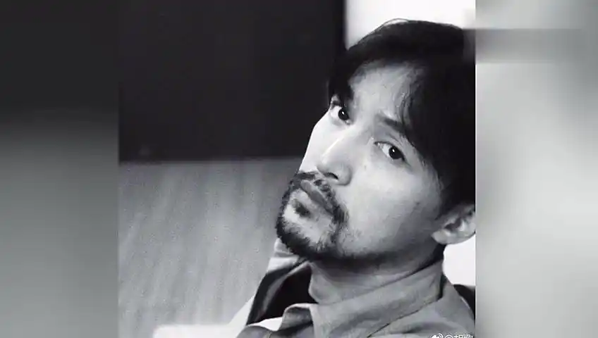 胡歌秀自拍满脸胡渣,忧郁的眼神让人心疼