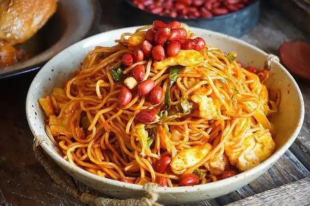 女儿在上网课,我去厨房炸了一盘果仁,女儿立刻说,妈妈我明天想吃炒面