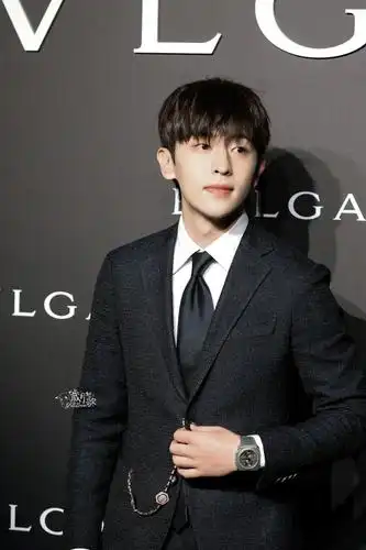 救命,今晚活动现场的邓伦帅到犯规了吧,碎刘海就好绝……小学女生跳舞