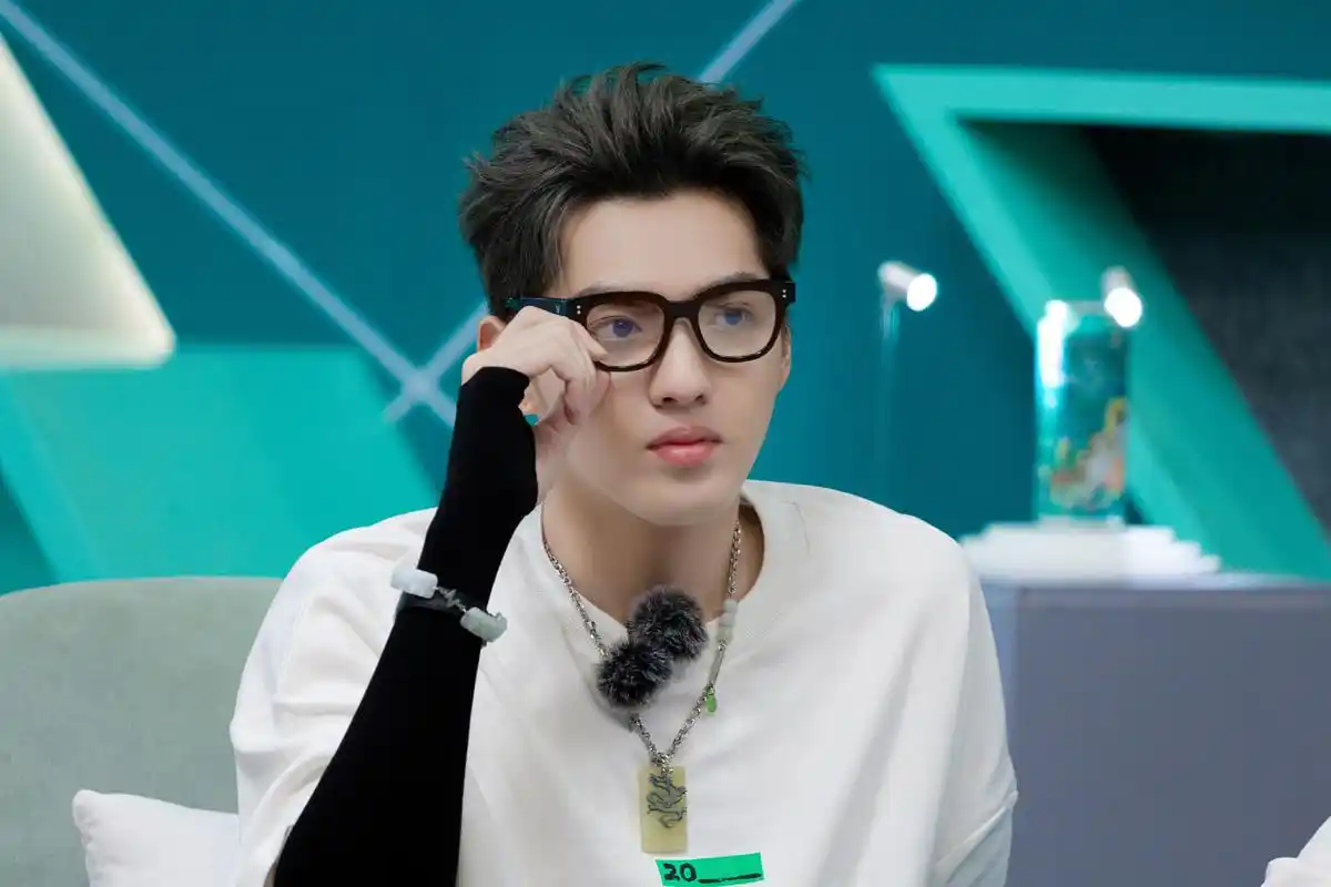 吴亦凡白t搭配黑色涂鸦印花长裤,潮味儿十足,不愧是时尚icon!