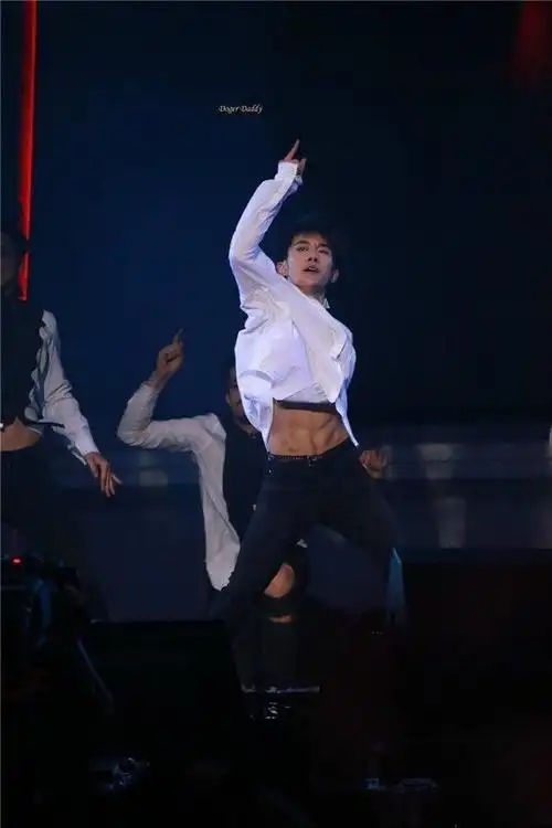 易烊千玺― 一个默默努力,发光发热的男子!