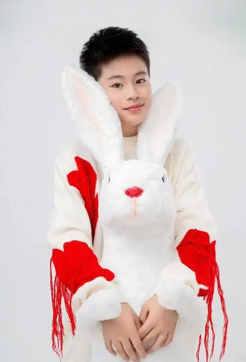 蔡国庆儿子12岁生日!生日照比老爸帅太多,俊朗帅气秒变阳光少年