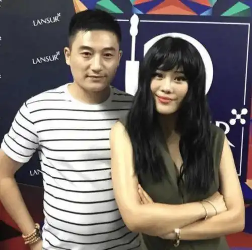 4岁歌手袁娅维与大肚男吃火锅头靠肩疯狂撒娇离开店却冷漠变脸