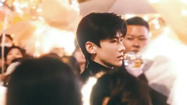 白敬亭章若楠难哄最新路透##白敬亭难哄新路透##白敬亭桑延黑衣孕型