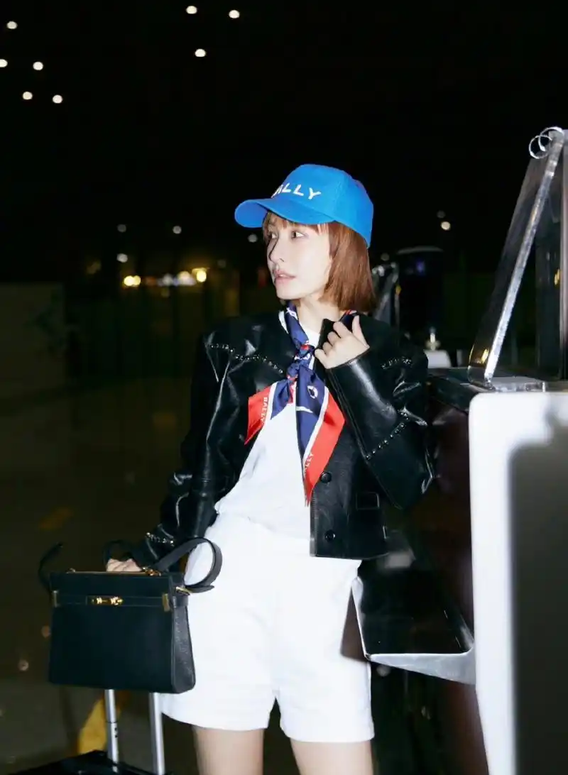 吴昕米兰时装周机场出发照来了,一身运动chill风,黑色皮衣搭配白色