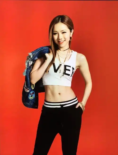 邓紫棋晒健身后好身材网友大赞腹肌很漂亮