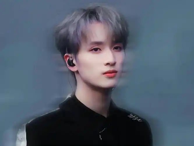 严浩翔最新机场饭拍图92大眼睛98blingbling的好亮啊～喉结也好