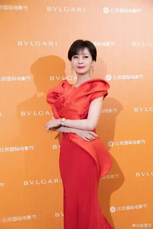 近日,69岁的赵雅芝在北京国际电影节开幕式的红毯上登台亮相.