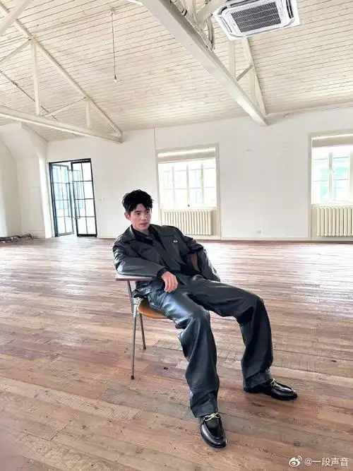 刘昊然皮衣皮裤皮领带##刘昊然皮衣皮裤才是男人的宿命