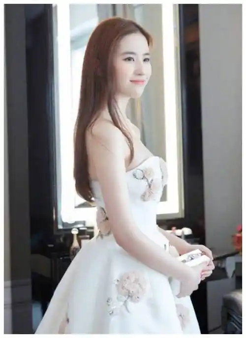 原创有种时尚叫刘亦菲瞎穿神仙般的气质颜值衣品却一言难尽