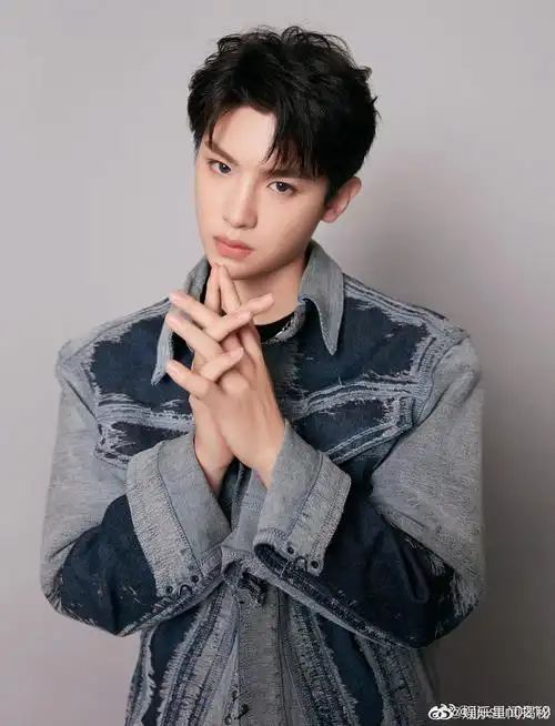 黄明昊最新写真大片～ 祝大家新春快乐!