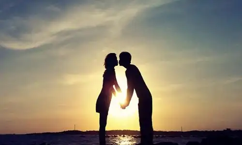 朋友圈公布恋情的幸福说说,恋爱幸福说说的心情短语