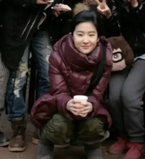 刘亦菲这羽绒服谁穿谁丑但是神仙姐姐刘亦菲是意外