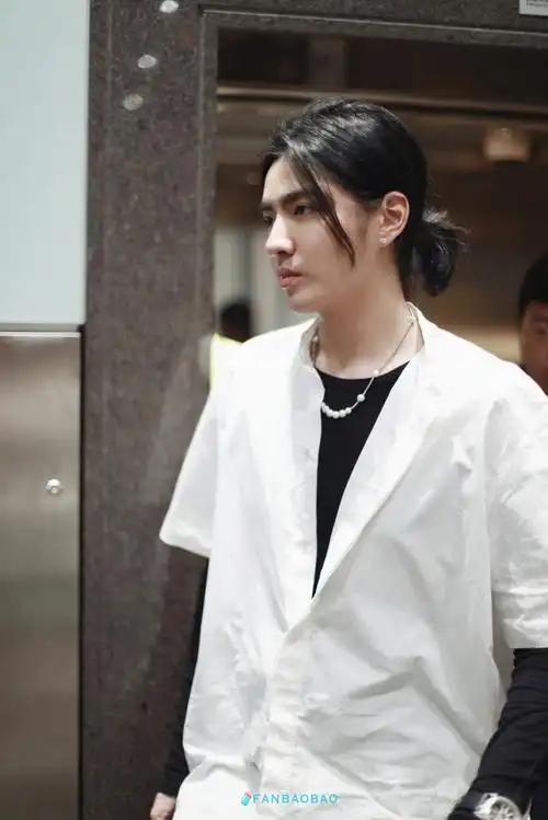 吴亦凡预告剪头发后现身机场 头戴发箍露额头清爽帅气_新浪图片