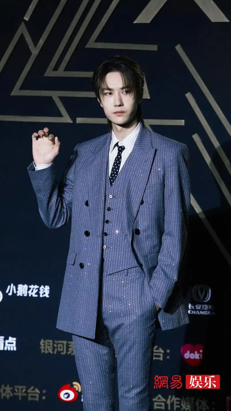 王一博身穿蓝灰色星光西装现身星光大赏,气质清冷,耶啵今天好a