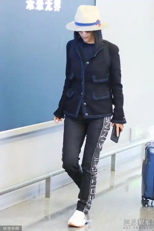 52岁那英皮肤白皙状态好对镜捂嘴笑略害羞