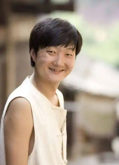 46岁王大治,看廉价房,住二手屋,酒吧当歌手,终于遭报应!