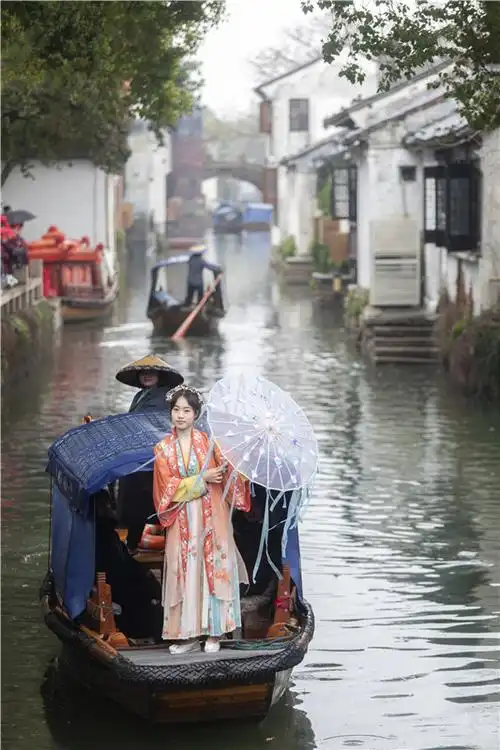 水乡周庄撑一把油纸伞走进烟雨江南的春天