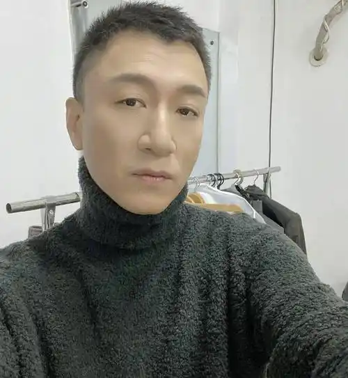 原创颜霸孙红雷也瘦身面对一桌美食不动摇深绿高领毛衣显帅气