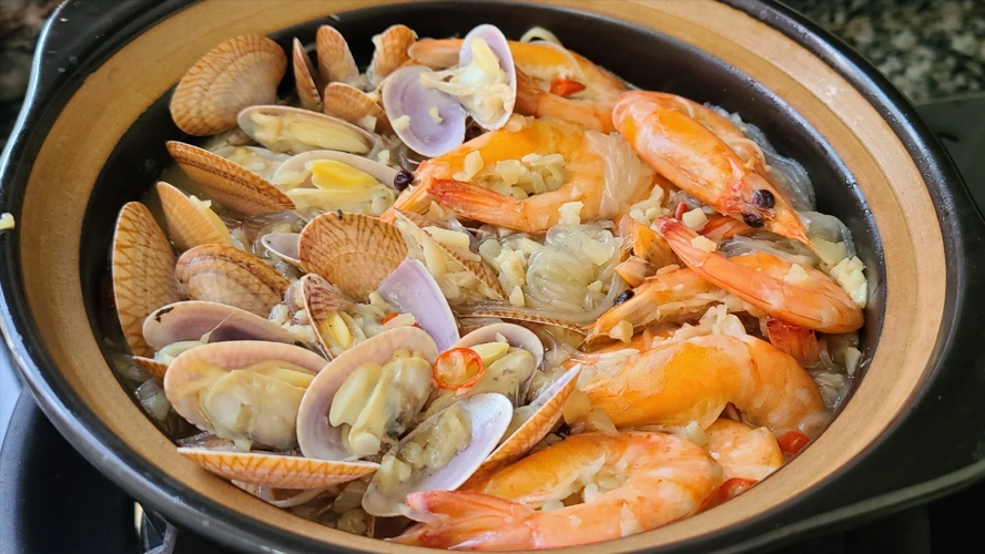 广东人都爱吃这一道海鲜粉丝煲味道鲜美吃过的人都说好