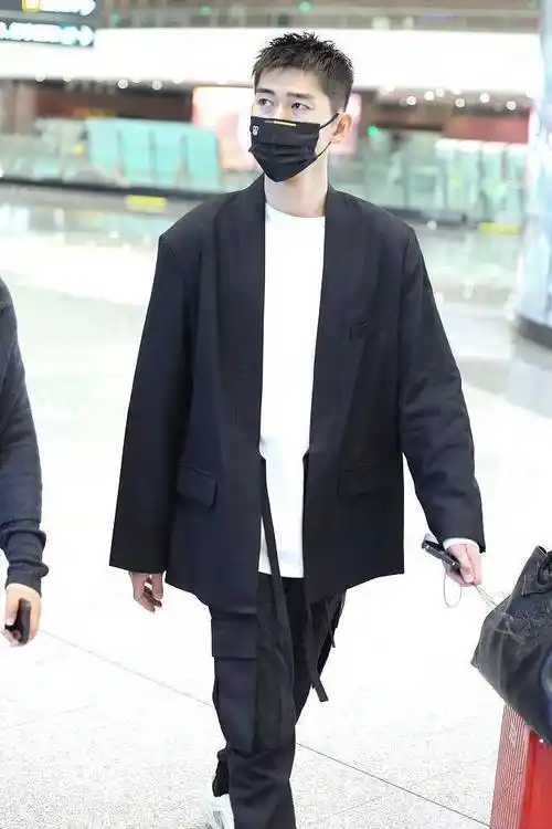 张翰穿黑色无领西装内搭白t 搭配束脚裤运动鞋简约帅气_白色_机场