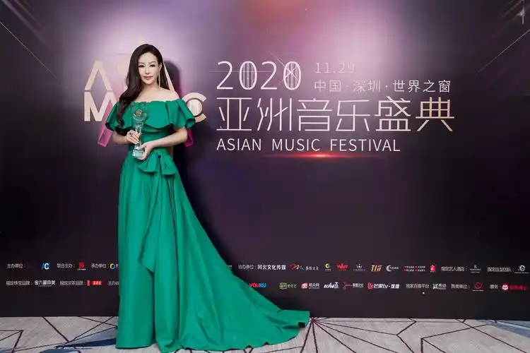 亚洲音乐盛典青年歌唱家谢名绽放红毯记者无视隔壁老樊潇洒走过