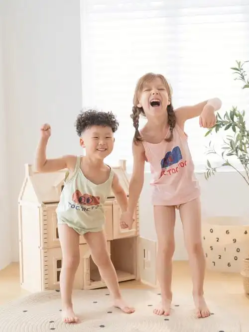 在温馨又可爱的儿童房这对小姐弟俩放声大笑欢乐玩耍真希望变成小孩子