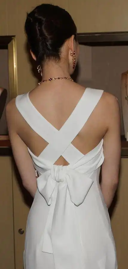 刘诗诗大牌礼服出席宝格丽珠宝庆典 露背清新不减