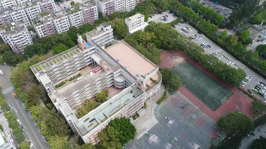 麒麟中学改扩建(南山实验学院初中部)工程位于深圳市南山区艺园路与
