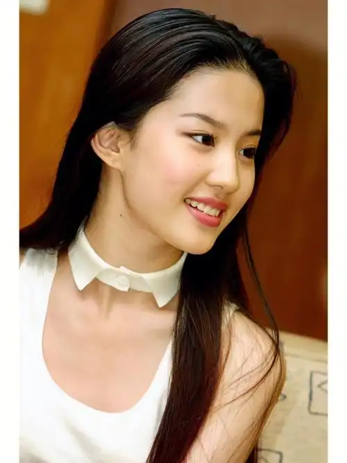 刘亦菲的颈纹是天生的脸颊的线条也是