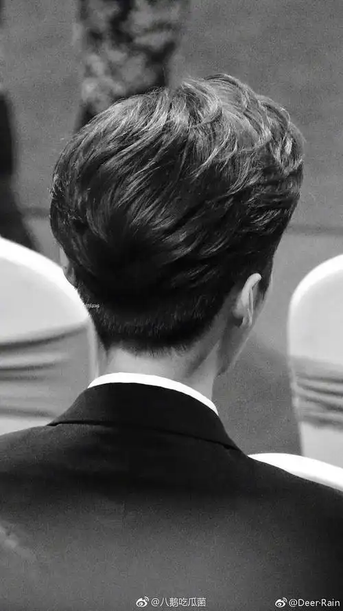 191206鹿晗栗子同款发型话题上热搜鹿晗可爱后脑勺发量优越