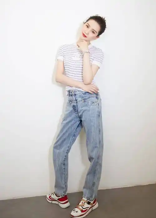 刘诗诗终于发力了,高端杂志拍到手软,白衣造型再次惊艳众人