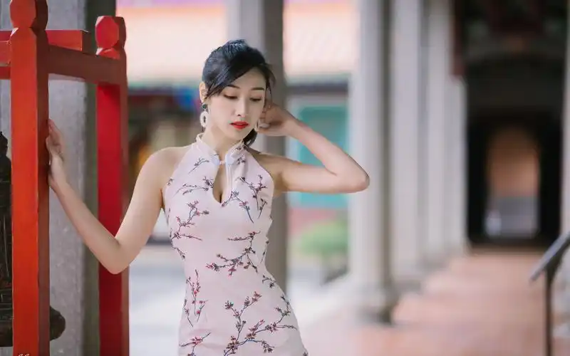 走廊里穿旗袍的性感好身材美女-美女壁纸 - 壁纸家