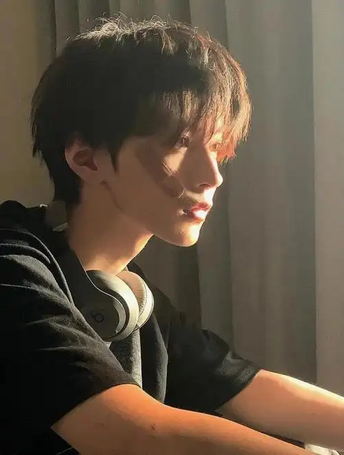 一款简单易打理的男生发型长碎盖!