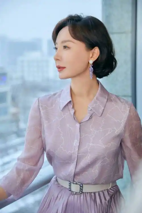 原创陈数晒九宫格瑜伽照44岁仍能轻松下一字马身材超好柔韧度超赞