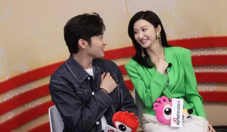 景甜张彬彬再同框,互发微博甜蜜cp感,牛仔衣配绿裙好登对_互动_男女