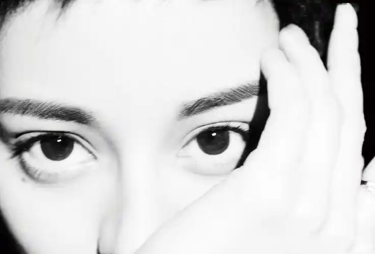 迪丽热巴短发造型英气写真图片59