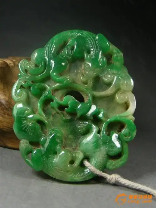 清代晚期.高浮雕灵芝螭龙纹饰翡翠阳绿大腰佩