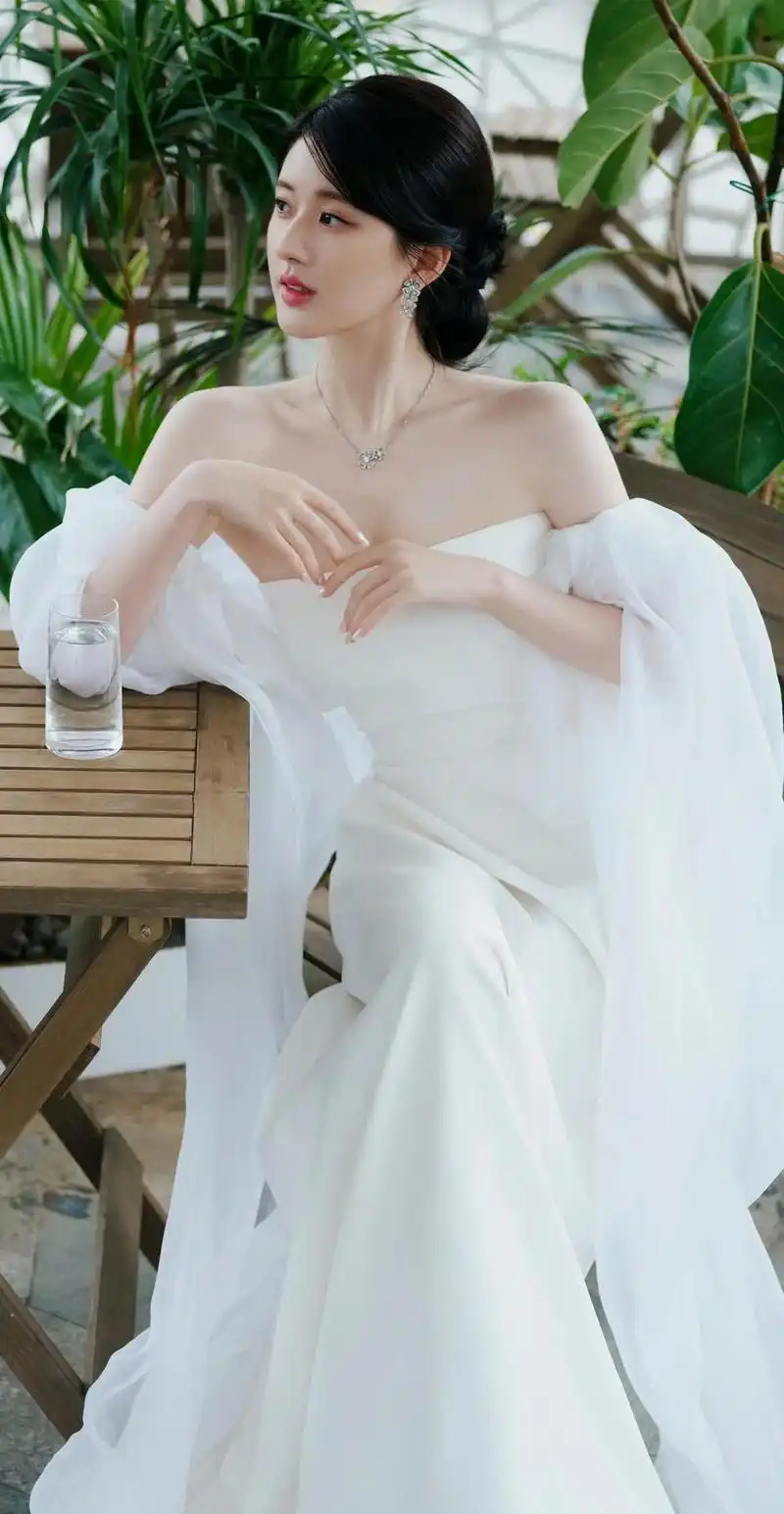 赵露思,白嫩裹胸礼服穿搭,水嫩娇羞